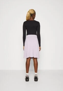 Wal G Summer Essentials Wendy Skater Skirt - Plooirok - Lavender Frost -Wal G 077b2b3a5aad49e9b230253b897419ba scaled
