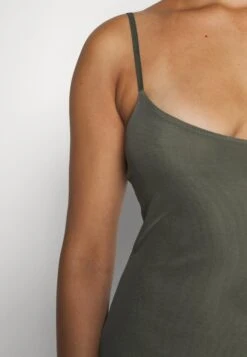 Wal G Sandy - Maxi-Jurk - Khaki Green -Wal G 146faac7532047c29c97b5649e65339f scaled