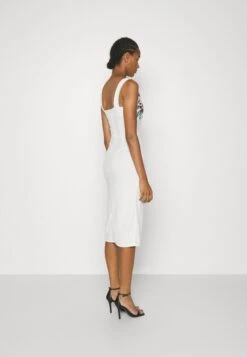 Embroidered V Neck Rose Midi - Jurk - White Floral 8 Embroidered V Neck Rose Midi - Jurk - White Floral -Wal G 214d41cafff14840996936a3fea5c7ef scaled