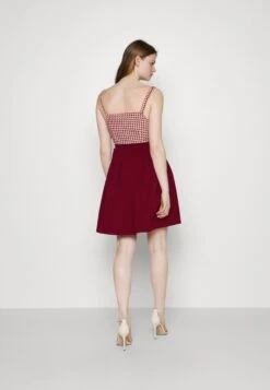 Wal G Zara Pleated Skater Skirt - A-Lijn Rok - Berry Wine -Wal G 229472d8bef2453d9d23a5691eaac66a scaled