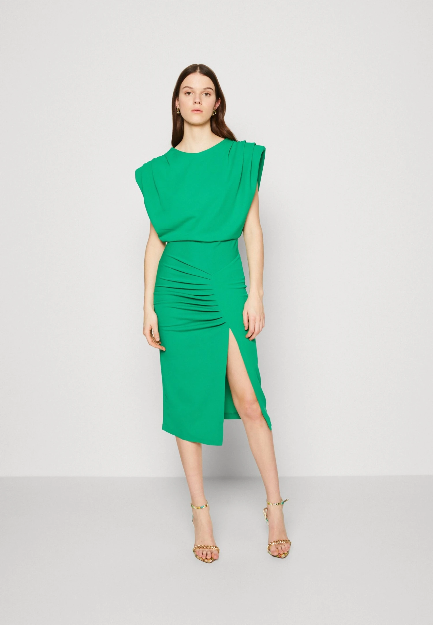 Wal G Cruise Collection Roxy Power Shoulder Midi - Cocktailjurk - Leaf Green 1 Wal G Cruise Collection Roxy Power Shoulder Midi - Cocktailjurk - Leaf Green