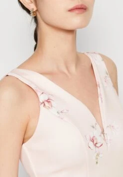 Wal G Wedding Dolly V Neck Print Maxi - Jerseyjurk - Apricot/Multi-Coloured -Wal G 2494950045b242d7b7f24b85a7fc2164 scaled