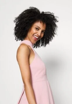 Cheryl Halter Neck Skater Dress - Cocktailjurk - Blush Pink -Wal G 2904c1d57ae043d38432022c67f9be66 scaled