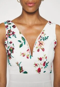 Embroidered V Neck Rose Midi - Jurk - White Floral 11 Embroidered V Neck Rose Midi - Jurk - White Floral -Wal G 2f3640d7e0d243a086a5fc59e52a9a5a scaled