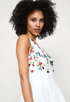 EmbroideredSkater - Jurk - White Floral -Wal G 2fa4890c4f6148669c1b8cdd0cc86d7a scaled