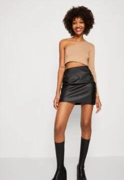 Wal G Milly One Sleeve Crop - Longsleeve - Camel -Wal G 3441c215f6a44171a0c20dc9ec127ea2 scaled