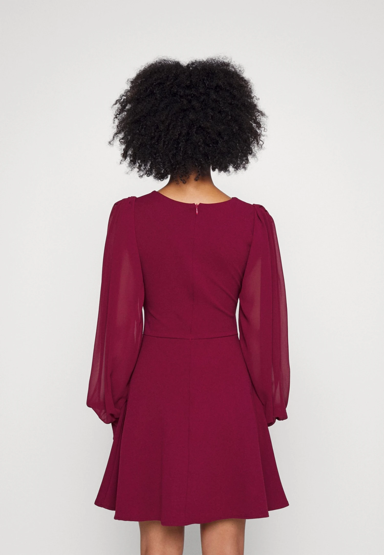 Kat Sleeve Dress - Cocktailjurk - Berry Wine 3 Kat Sleeve Dress - Cocktailjurk - Berry Wine - Afbeelding 3