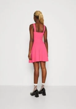 Wal G Indi Square Neck Skater - Jerseyjurk - Fuchsia -Wal G 54cbe095ea67407da4c3e96ad442fe5a scaled