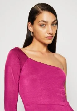 Wal G Arrabella One Sleeve Maxi - Jerseyjurk - Magenta -Wal G 62257840cb6c49129e2c88925876542a scaled