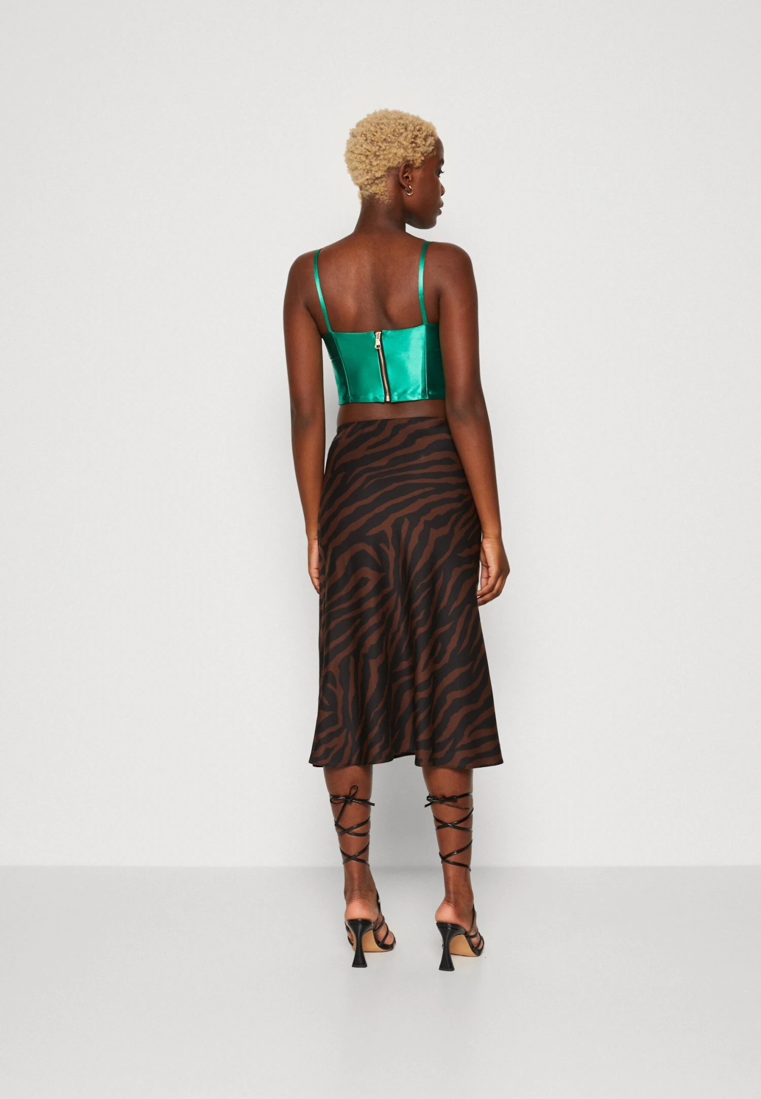 Wal G Daz Heart Neck Crop- Top - Leaf Green 3 Wal G Daz Heart Neck Crop- Top - Leaf Green - Afbeelding 3
