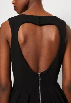 Wal G Valentines Holly Heart Cut Out Skater - Cocktailjurk - Black -Wal G 6c681c9a371b4eaaa18293286d51c3b1 scaled