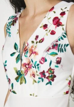 Contrast Plunge - Jumpsuit - White Floral 9 Contrast Plunge - Jumpsuit - White Floral -Wal G 7356a468cb8842008b63daebb28af18d scaled