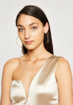 Wal G Evalina One Sleeve Maxi - Galajurk - Champagne -Wal G 74a6dde286394af28f5dcc184f00701a scaled