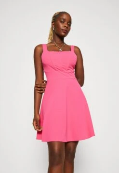 Wal G Indi Square Neck Skater - Jerseyjurk - Fuchsia -Wal G 76ed2dc58f6b421baebf81e81c7f457a scaled