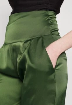 Wal G Peppa High Waisted Trouser - Broek - Dark Khaki 9 Wal G Peppa High Waisted Trouser - Broek - Dark Khaki -Wal G 797f82a3f6b14fddb6955bf9153a1320 scaled