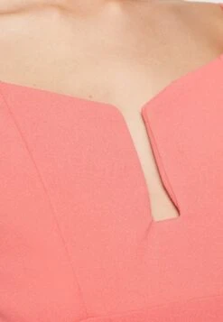 Wal G Saira Midi - Etui-Jurk - Coral -Wal G 79a3163a53014b3aa559513a67b3ed94 scaled