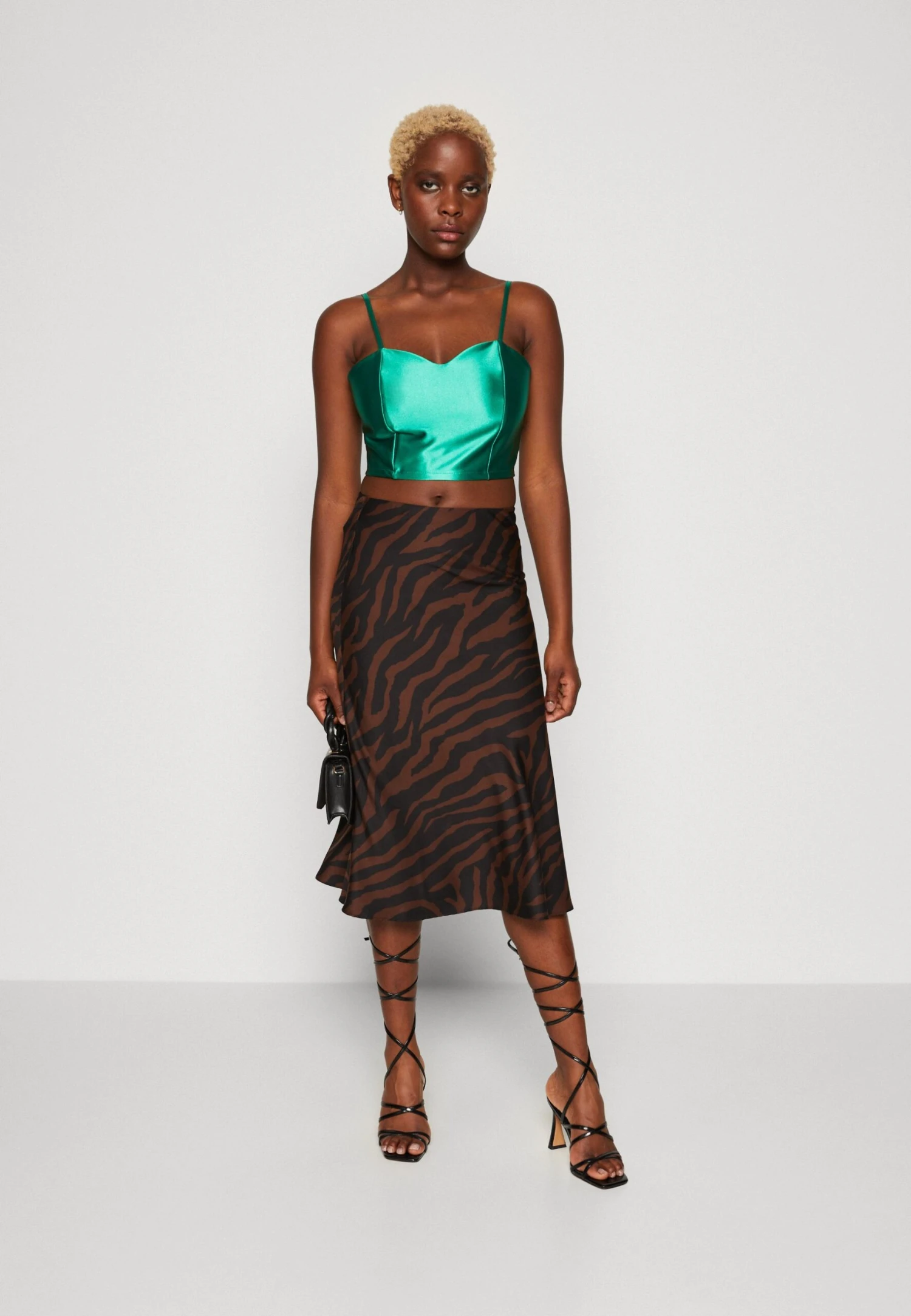 Wal G Daz Heart Neck Crop- Top - Leaf Green 2 Wal G Daz Heart Neck Crop- Top - Leaf Green - Afbeelding 2