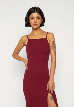 Wal G Strappy Square Neck Midi Dress - Etui-Jurk - Berry Wine -Wal G 83dd3b76032a40378fcaf8000d4cc4d3 scaled