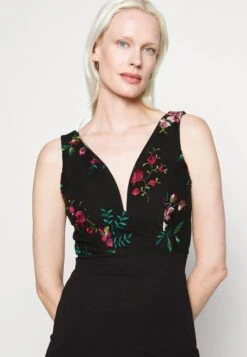 Embroidered V Neck Rose Midi - Jurk - Black Floral -Wal G 91831e1d095643f3899e2b3bec2455ed scaled