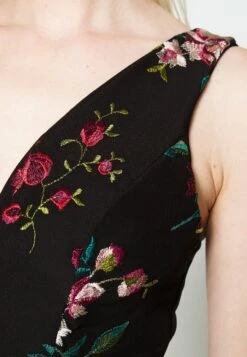Embroidered V Neck Rose Midi - Jurk - Black Floral -Wal G 919b815aa7a04d6db25a574a27d6337d scaled