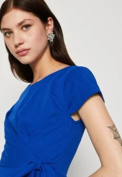 Wal G Milly Knot Ruffle Skater - Jerseyjurk - Electric Blue -Wal G 93acc43b97ca4c2093b9fc364e437d71 scaled