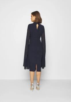 Wal G Cape Sleeve Dress - Cocktailjurk - Navy Blue -Wal G 9583139ed6d04f50800757bd304164be scaled