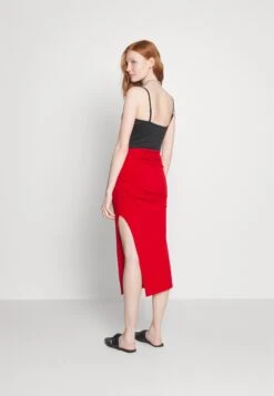 Wal G Reilly Rouched Midi Skirt - Kokerrok - Red -Wal G 95861077bc994fcdafa8edca87337b6f scaled