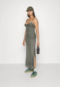 Wal G Sandy - Maxi-Jurk - Khaki Green -Wal G 9eca53742da246a68392914949305594 scaled