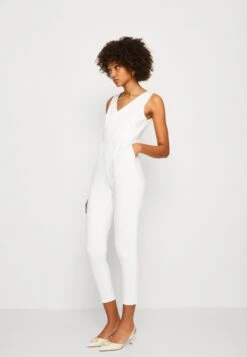 Wal G Toby V Neck - Jumpsuit - White 9 Wal G Toby V Neck - Jumpsuit - White -Wal G a4c30986c2224b7eb7dbbe84f4ff5b5d scaled