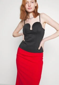 Wal G Reilly Rouched Midi Skirt - Kokerrok - Red -Wal G a57f5d2d14124c168ca62e2d1f08c325 scaled