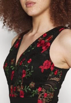 Wal G Embroidered Lace Maxi - Cocktailjurk - Black/Red -Wal G ab0ccb76959c44c88978e3c07b99acbe scaled