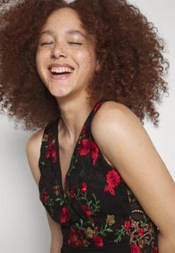 Wal G Embroidered Lace Maxi - Cocktailjurk - Black/Red -Wal G b86f3a8e294d40f5b793d48a672ba89c scaled