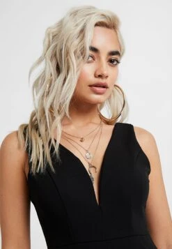 Eloise V Neck Skater Dress - Cocktailjurk - Black -Wal G bb9f498b4fd945d1b3f269ad017f67f4