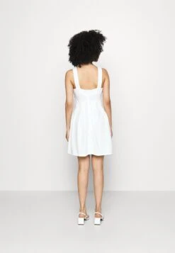 EmbroideredSkater - Jurk - White Floral -Wal G bc0c36a1785149bd8f64011b57917ebb scaled