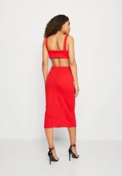 Wal G Brodie Cut Out Midi - Jerseyjurk - Red -Wal G c3d7cb50d95f4f4f89b3ae7a6524014f scaled