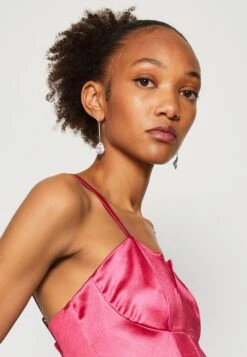 Wal G Saira Midi - Etui-Jurk - Fuchsia -Wal G cba4a2ff9a7f448a8d7644469a3b8bb0 scaled