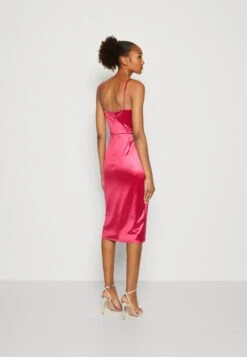 Wal G Saira Midi - Etui-Jurk - Fuchsia -Wal G d2acae44eecf4f1ebfc902a35ddd17c3 scaled