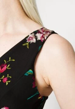 Embroidered V Neck Rose Midi - Jurk - Black Floral -Wal G d3b25861738c46a2b29afc90ea1e6d7d scaled