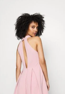Cheryl Halter Neck Skater Dress - Cocktailjurk - Blush Pink -Wal G e61571576ed34a259476442ea8e2d7b8 scaled