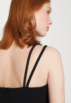 Wal G Lexi Lee One Shoulder Midi - Cocktailjurk - Black -Wal G e8ebb6dc9e6b49a480977e0df1357529 scaled