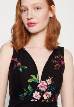 Wal G Embroidered V Neck Rose Midi - Cocktailjurk - Black Floral -Wal G eca3eb6044384bd695f4a624a7362f06 scaled