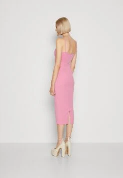 Wal G Dina V Neck Midi - Etui-Jurk - Rose Pink -Wal G f596325990da491c96949cfe69cacd21 scaled