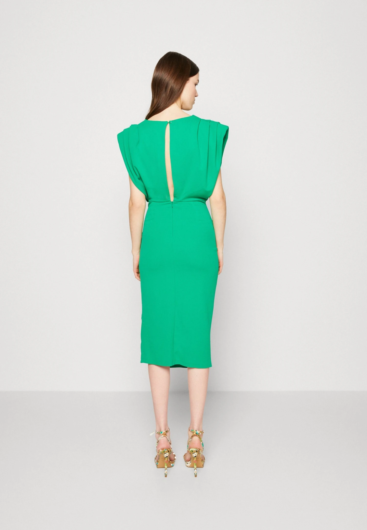 Wal G Cruise Collection Roxy Power Shoulder Midi - Cocktailjurk - Leaf Green 3 Wal G Cruise Collection Roxy Power Shoulder Midi - Cocktailjurk - Leaf Green - Afbeelding 3