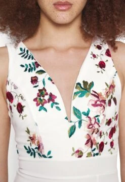 Wal G Embroidered V Neck Rose Midi - Cocktailjurk - White -Wal G f9e7d5bc98414ff5a4973f0f8842726a scaled