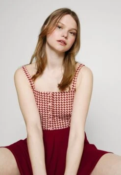 Wal G Zara Pleated Skater Skirt - A-Lijn Rok - Berry Wine -Wal G fcdcb8591e11492a9345b305c071a6e1 scaled