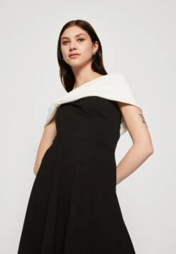 Wal G Alia Off Shoulder Skater - Cocktailjurk - Black/White -Wal G ffaaffefad8b42c1861adb4787c14027 scaled